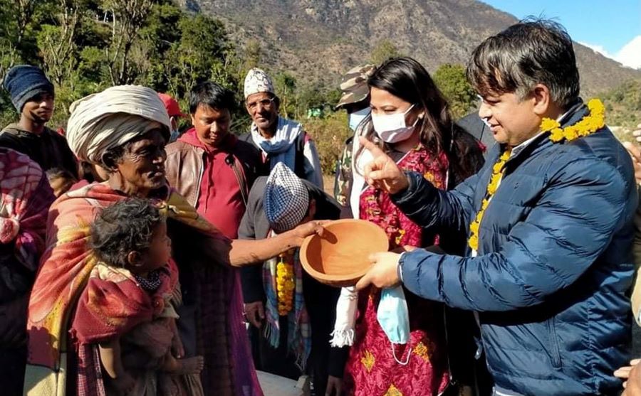 राउटे युवतीसँग शहरी विकास मन्त्री झाक्रीले लगाइन मित, अब राउटेहरु सार्न मिल्ने घरमा बस्ने