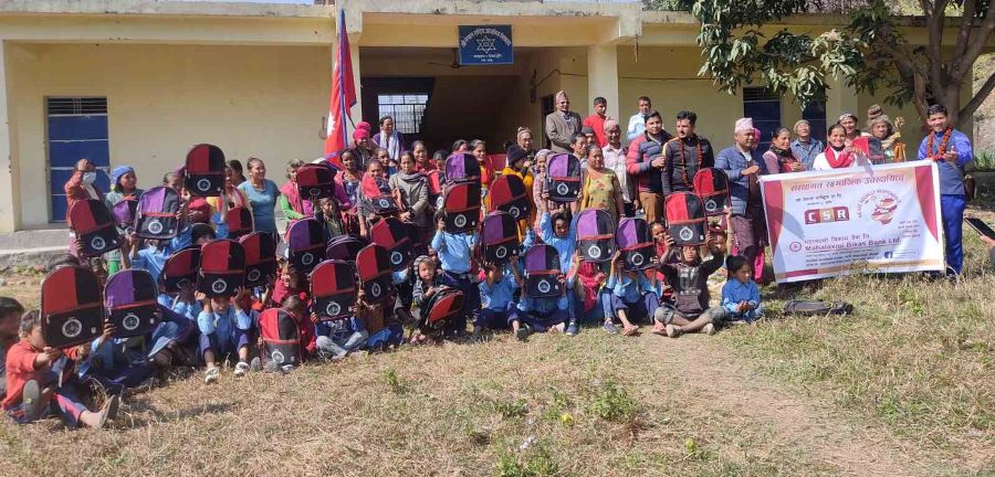 महालक्ष्मी विकास बैंकद्धार सुर्खेतका विद्यार्थीलाई झोलासहितका सामग्री वितरण