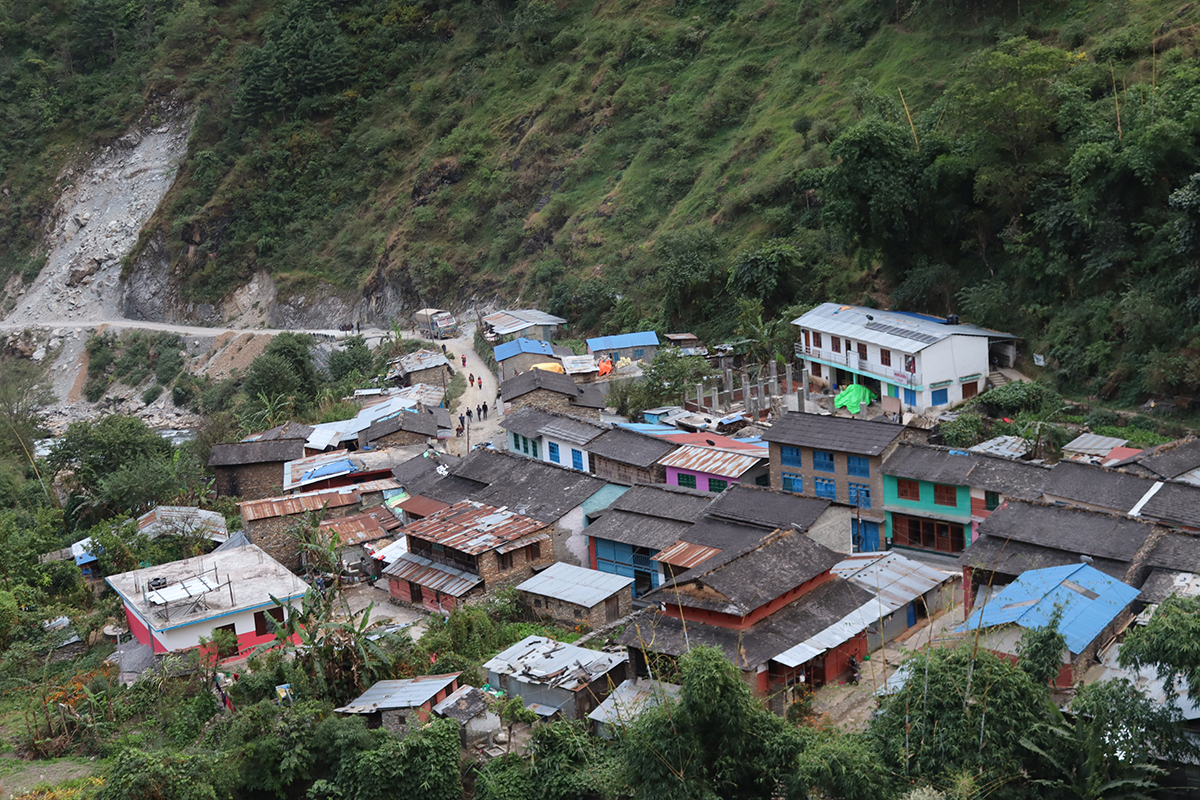 आठ दशक पार गरेका मीनबहादुरलाई सडक सुविधाले बढायो बाँच्ने रहर