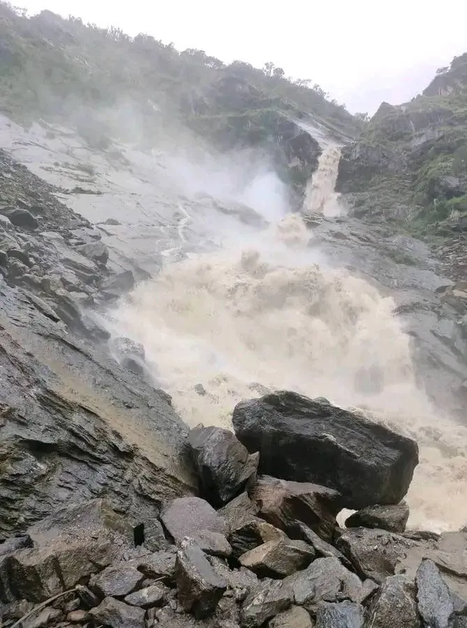 बाढी र पहिरोका कारण नासिँदैछ रुप्सेको सौन्दर्य