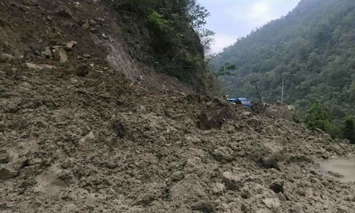 चार सडक पूर्णरूपमा र १४ सडक आशिंकरूपमा अवरुद्ध