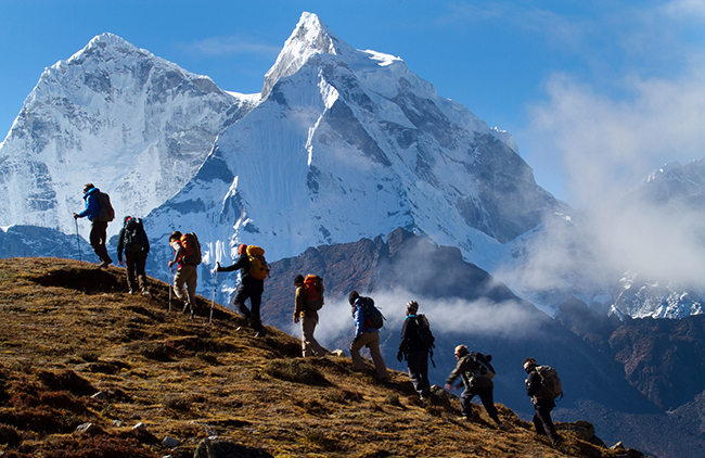 अन्नपूर्ण आधार शिविरमा पदयात्राका लागि अग्रिम बुकिङ गर्दै विदेशी पर्यटक