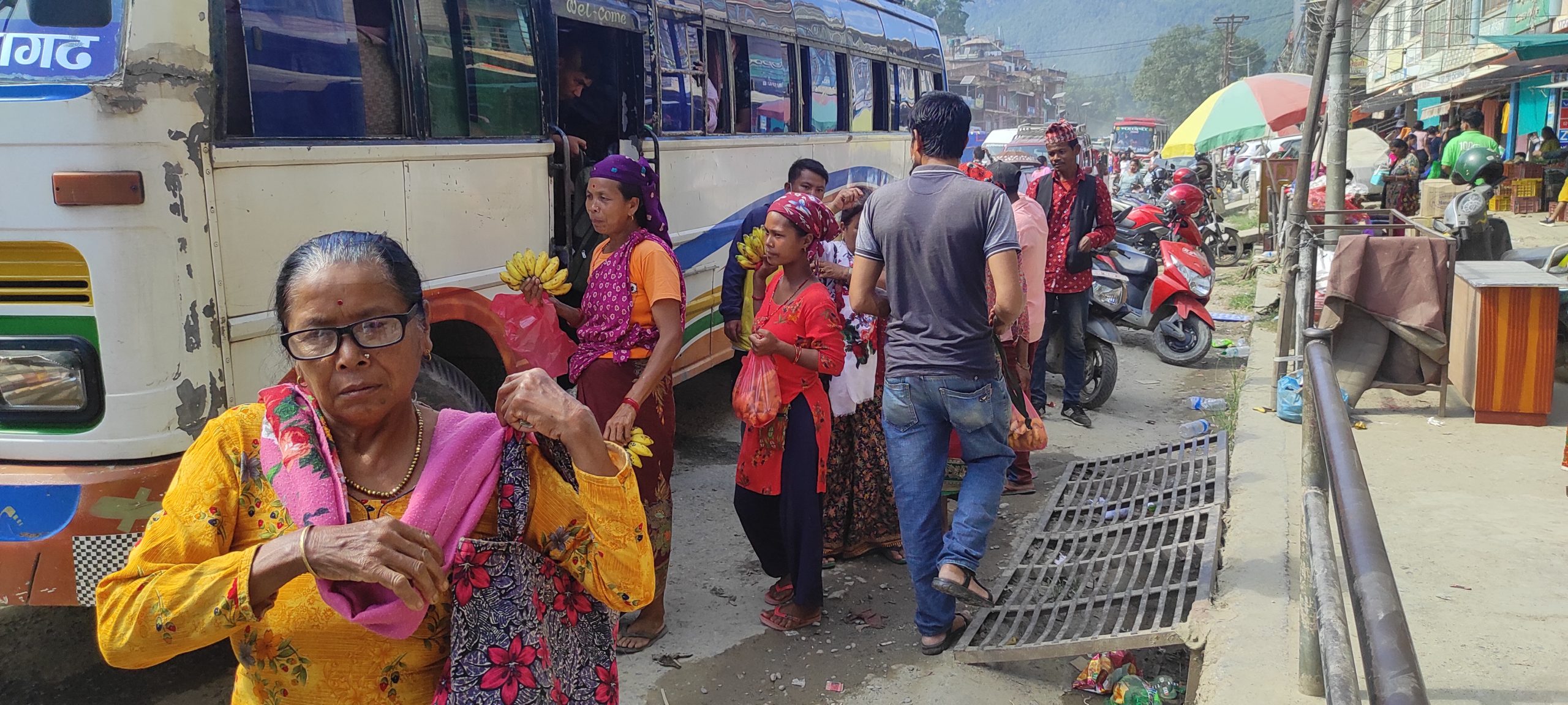 हातमा बोकेको सामानबाट दैनिक खर्चको जोहो, दैनिक ५ सयदेखि ७ सयसम्म व्यापार