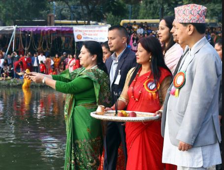 राष्ट्रपतिद्वारा गुह्येश्वरीमा सूर्यसहित छठी माताको पूजा आराधना एवं अर्घ्यदान