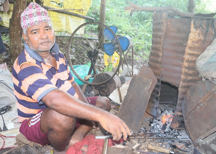 युट्युब हेरेरै रामलाल विश्वकर्माले बनाए विद्युतीय स्वचालित घन, धार लगाएकै ४ सय रुपैयाँसम्म