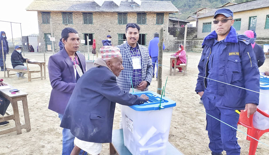 म्याग्दीमा १०७ वर्षीय वृद्धले गरे मतदान