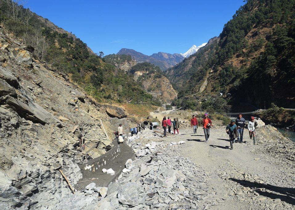 म्याग्दीको ग्रामिण भेगमा पूर्वाधार अभाव कायमै, थलिए दुई आयोजना