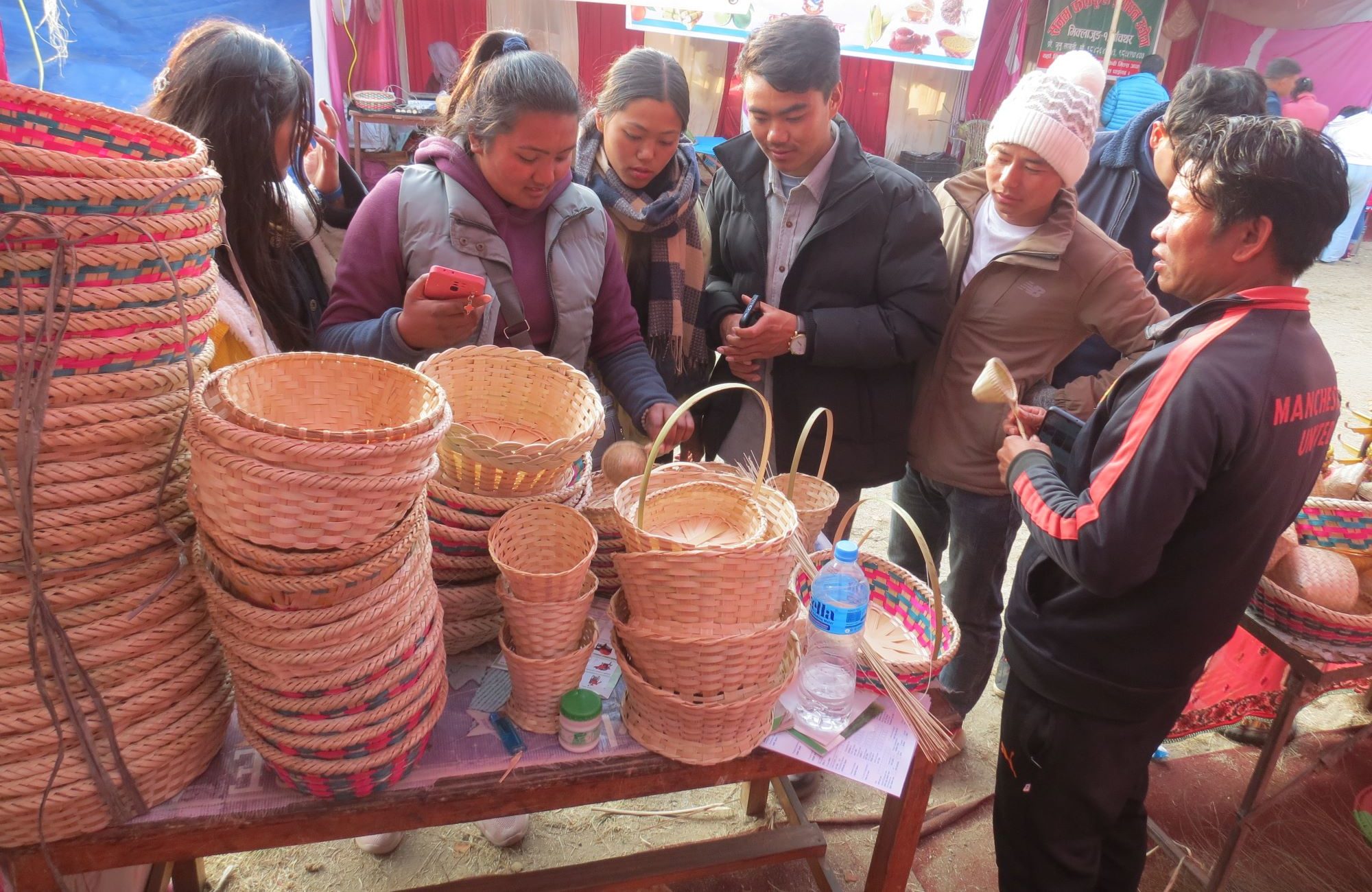 बाँसबाट बनेका सामग्री नेपालका विभिन्न सहर लगायत विदेश निर्यात, बजारको माग धान्न गाह्रो