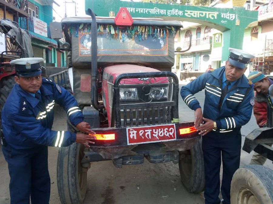 ट्राफिक प्रहरीद्वारा दुर्घटना न्यूनीकरण अभियान सञ्चालन, ट्रयाक्टरमा टल्किने स्टिकर टाँस्न