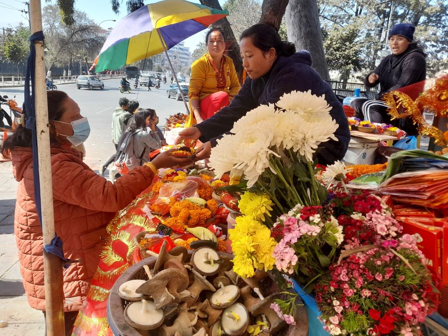 भद्रकाली मन्दिर परिसरमा पूजा सामग्री बिक्रीबाट मासिक २ लाख व्यापार गर्दै लालकला