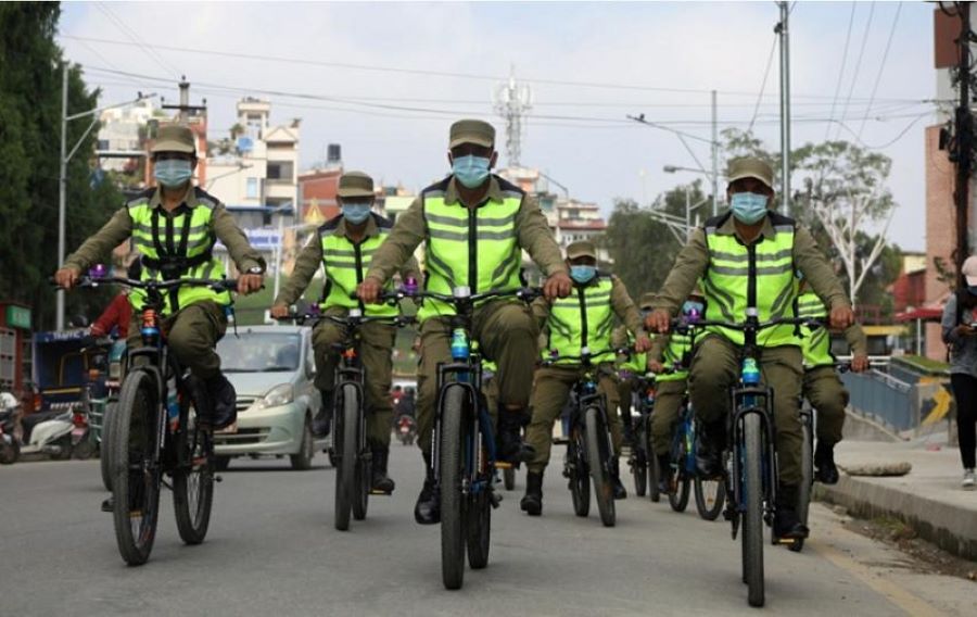 महानगरद्वारा नगर प्रहरीलाई विद्युतीय साइकल वितरण