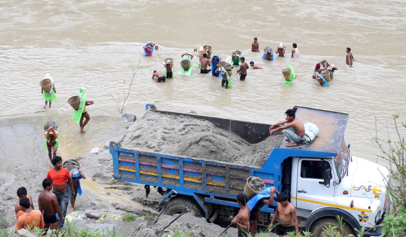 नदीबाट दैनिक २ दर्जन बढी ट्रयाक्टरमा अबैध बालुवा तस्करी, रोक्न वडा कार्यालयको निगरानी