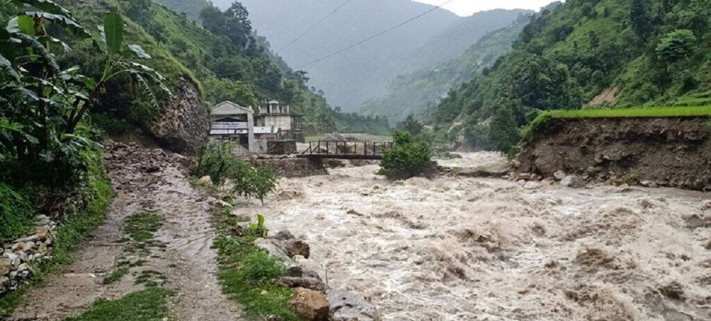 बाढीसँगै २५ लाख मेट्रिक टन माटो बग्दै, एक हजार परिवार जोखिममा