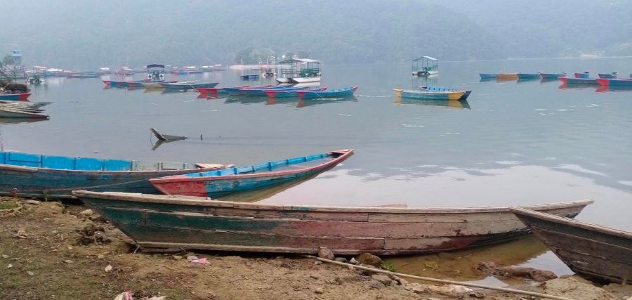 फेवाताल किनारमा पुराना डुङ्गा बेवारिसे अवस्थामाः थपिँदै चुनौती, मासिँदै सुन्दरता