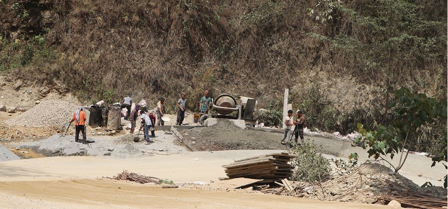 मध्यपहाडी लोकमार्गको दुःख हिउँदमा धुलाम्य, बर्खामा हिलाम्य