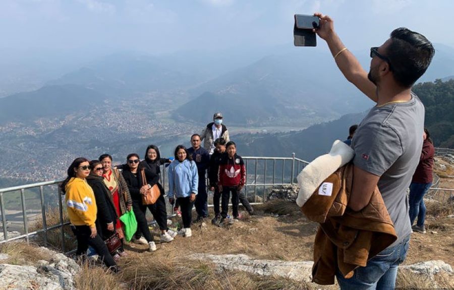 सूर्योदय र कुहिरो हेर्न तनहुँको मानुङकोट