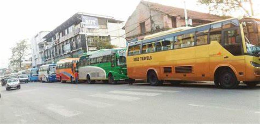 राजधानीमा पर्यटकीय सवारी साधनका लागि बसपार्क नहुँदा सडकमै पार्किङ गर्न बाध्य