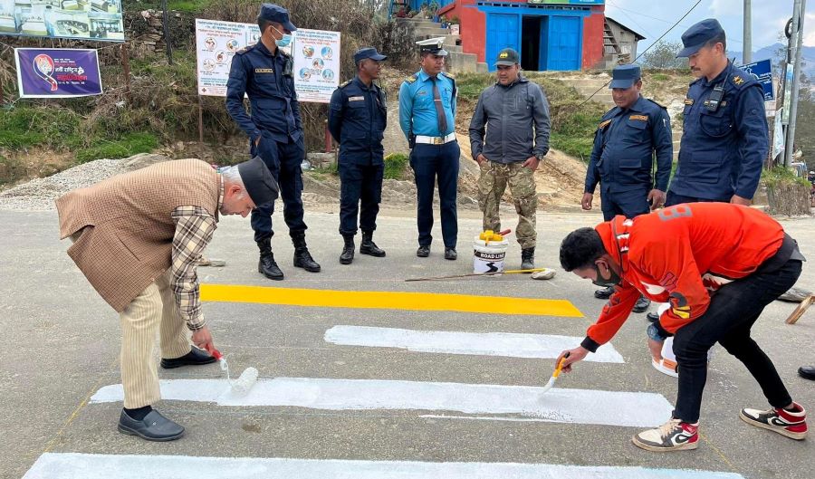 प्रमुख व्यापारिक केन्द्र दिक्तेल बजारमा ‘जेब्राक्रस’ तथा ‘स्पिड ब्रेकर’ निर्माण