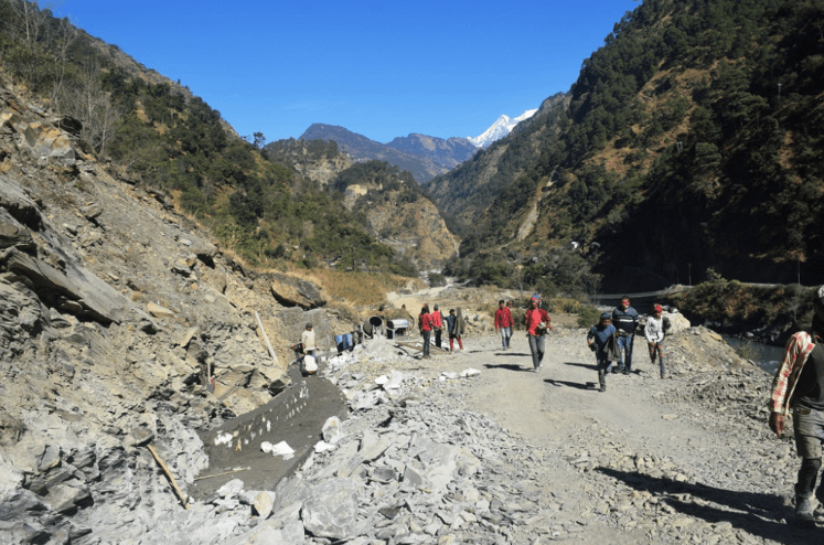 निर्माण व्यवसायीको लापरवाहीले पटक-पटक म्याद थप्दा पनि योजना अधुरै