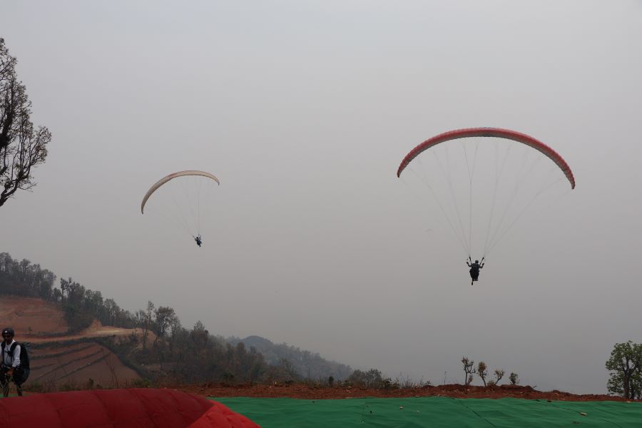 अब चितवनमै प्याराग्लाइडिङ, शुल्क ८ हजार