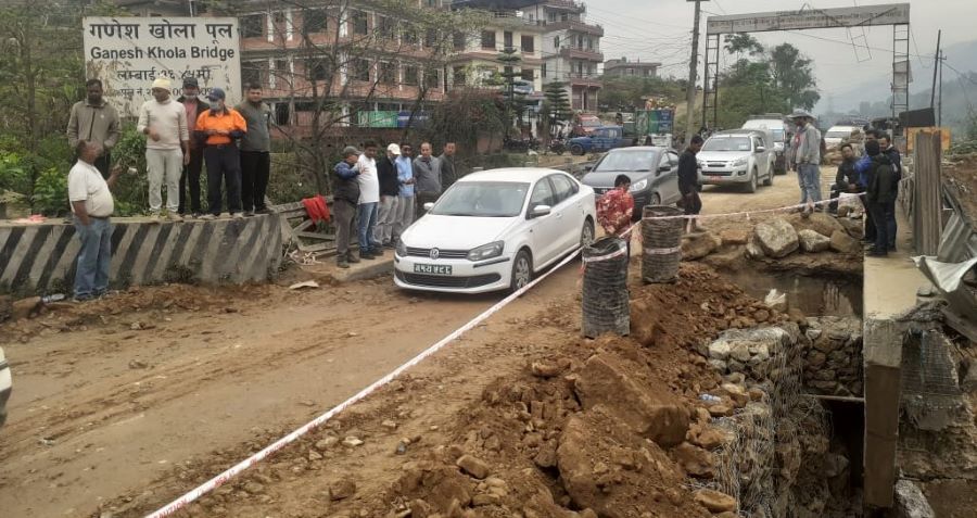 १८ घन्टापछि एकतर्फी खुल्यो पृथ्वी राजमार्ग, सयौँ सवारी सडकमै रोकिए