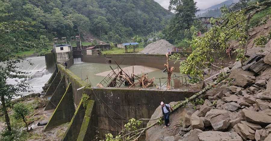 पहिराले मुहान बगाउँदा विद्युत् अवरुद्ध