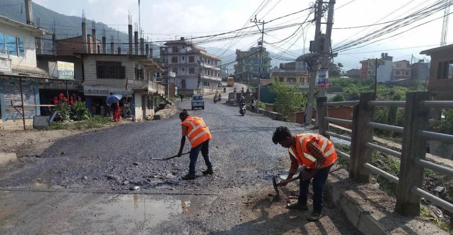 जोरपाटी-सुन्दरीजल सडक ठेक्काको ८ वर्षपछि वर्षायाममा कालोपत्रको तयारी, कति गुणस्तरीय होला?