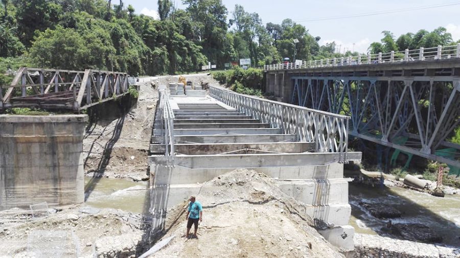 हेवा खोला पुलको विकल्पमा निर्माण भइरहेको बेलिब्रिज १५ दिनमा सक्ने