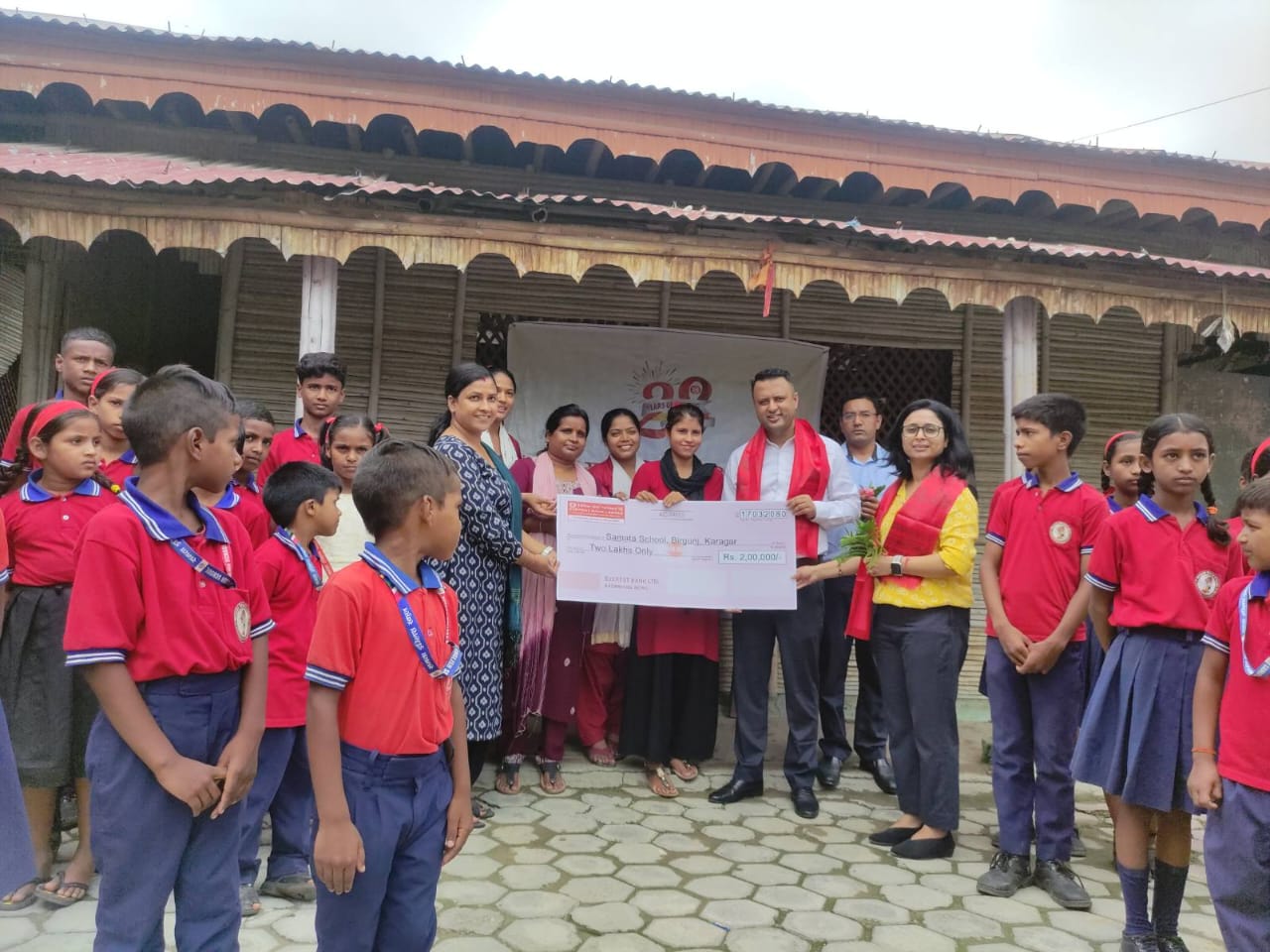 एभरेष्ट बैंकद्वारा वीरगन्ज कारागार परिसरमा रहेको समता स्कुललाई २ लाख सहयोग