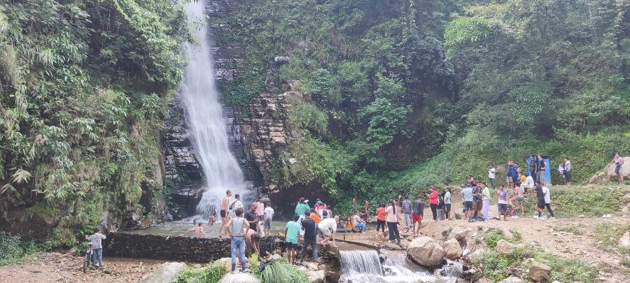 पर्यटकलाई आकर्षित गर्दै गाईखुरे झरना, दैनिक ३ सयभन्दा बढी पर्यटक आउने 