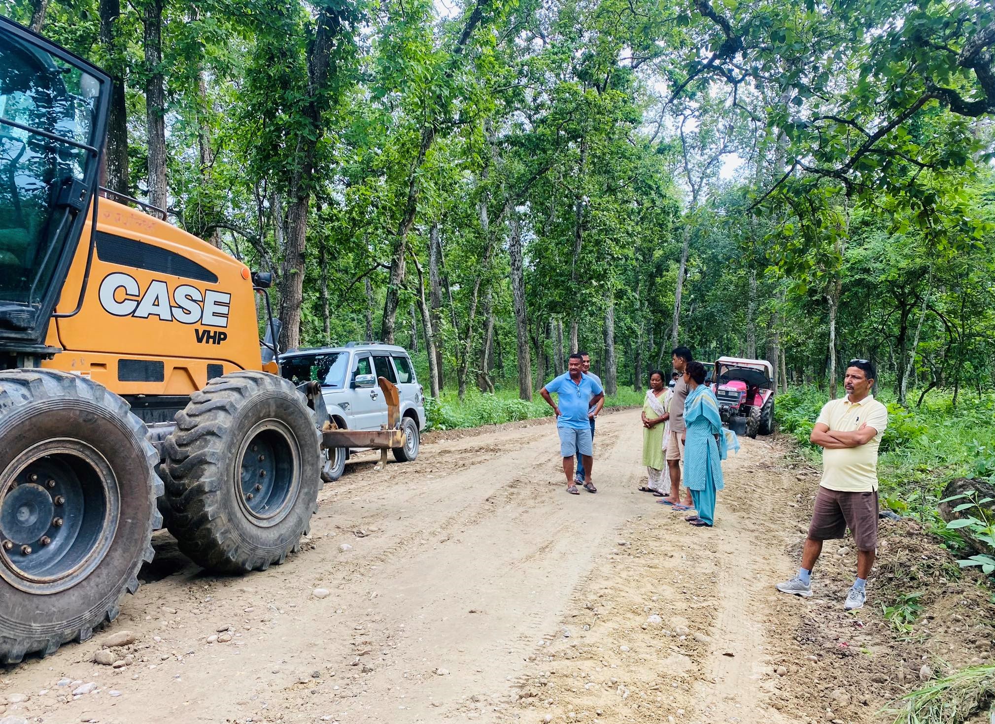 माडी नगरपालिकाद्वारा कसराबाट रिउसम्मको सडक मर्मत गरिँदै