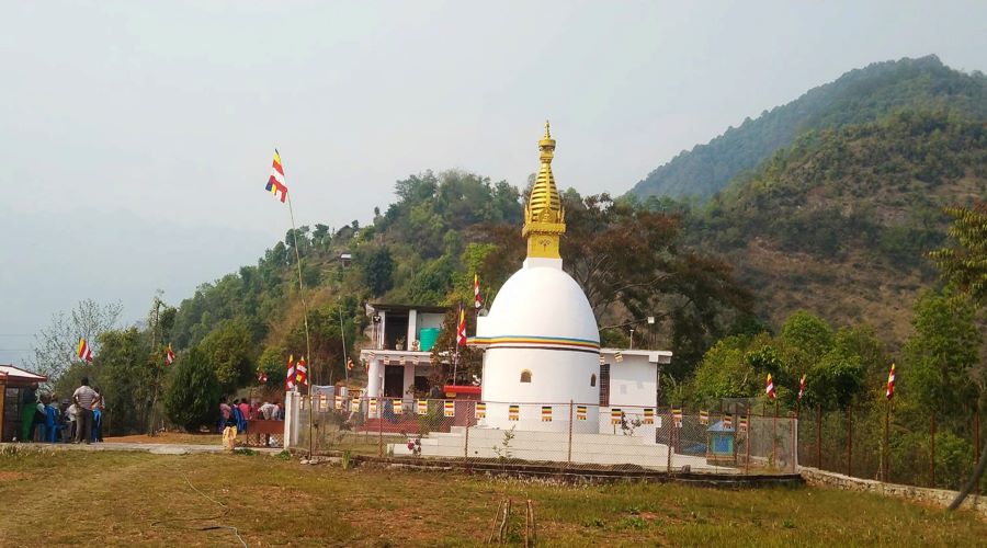 पर्यटक तान्दै रिघा उदय बुद्धविहार