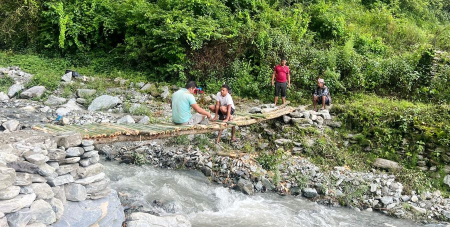 झोलुङ्गे पुलको जिल्लामा पनि ‘फड्के’को बाध्यता