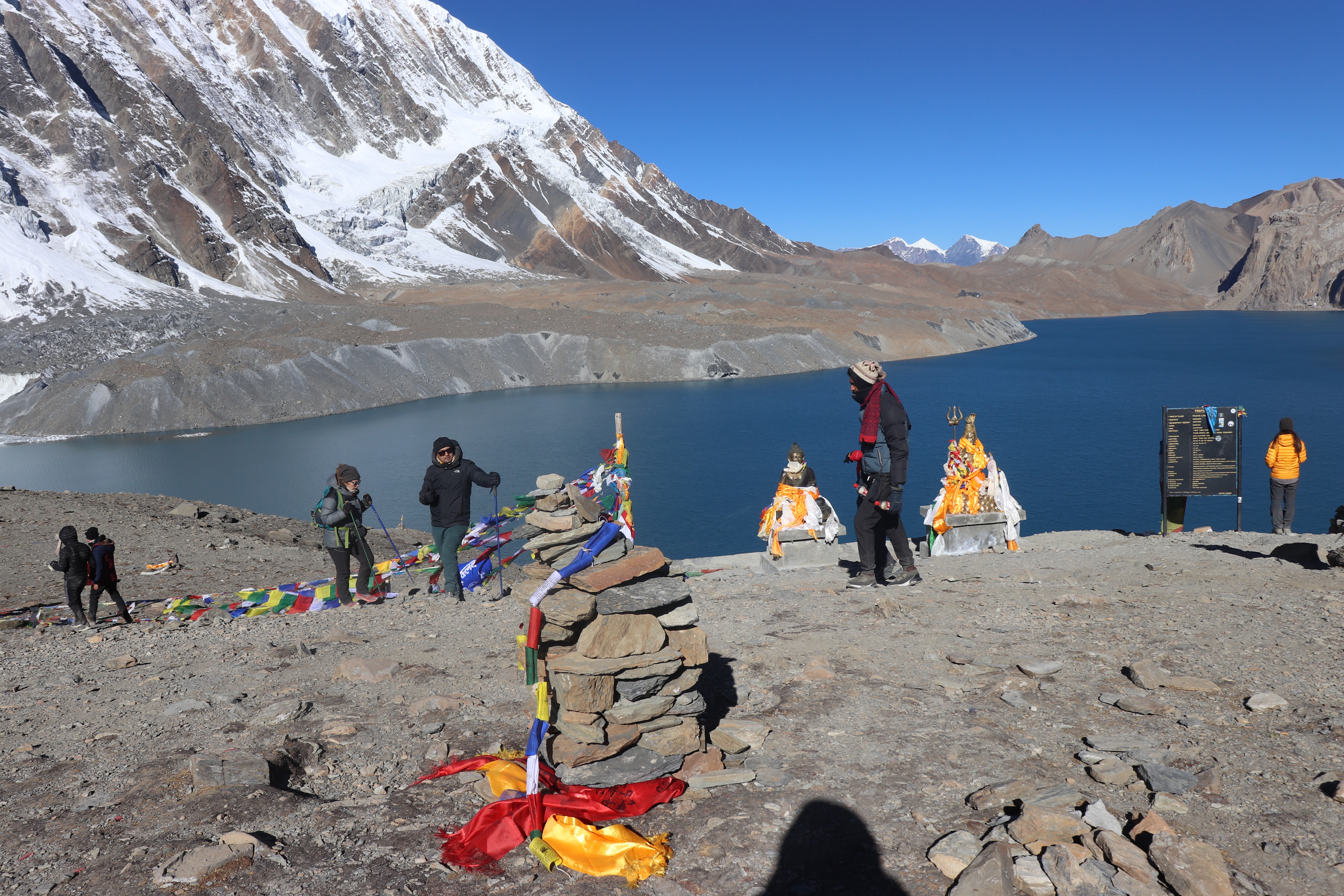 मनाङ आउने पर्यटककाे आकर्षणको केन्द्र हिमताल