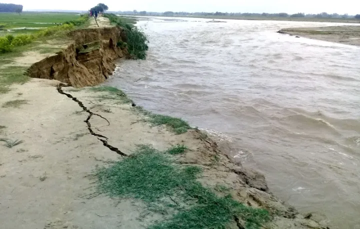 दोदा नदीले जग्गा कटान गर्दा बस्ती जोखिममा