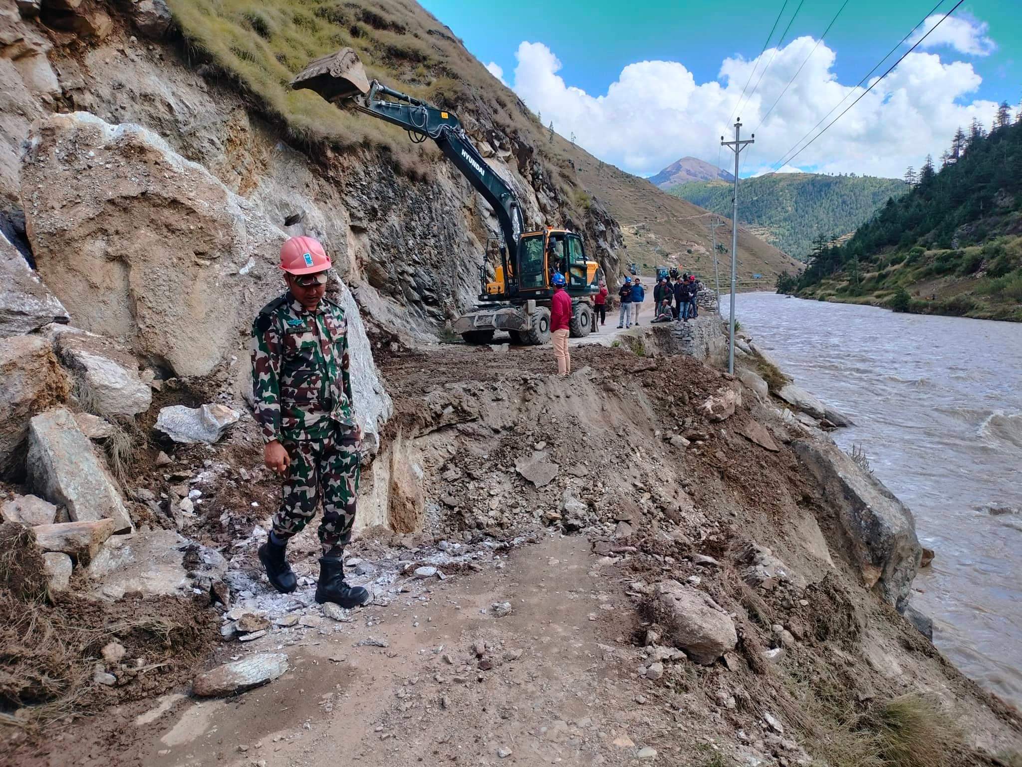 पहिराेले दुईमहिनादेखि अवरुद्ध मार्तडी–कोल्टी सडक खुलाउन सेनाको सहयोग