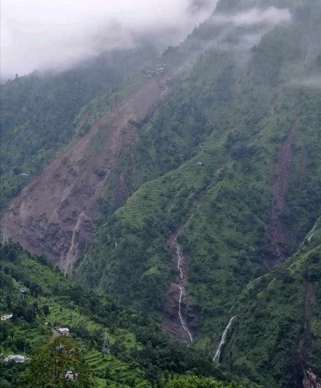 दोलखामा पहिरोमा बालकको मृत्यु, तीन बेपत्ता