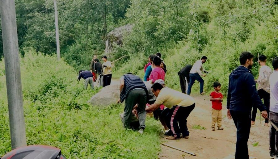 हतुवागढीमा श्रमदानमार्फत सडक मर्मत