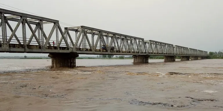 तटबन्ध भत्किएपछि बस्तीतिर पस्दै राप्ती, एक दर्जन बस्तीका बासिन्दा त्रसित 