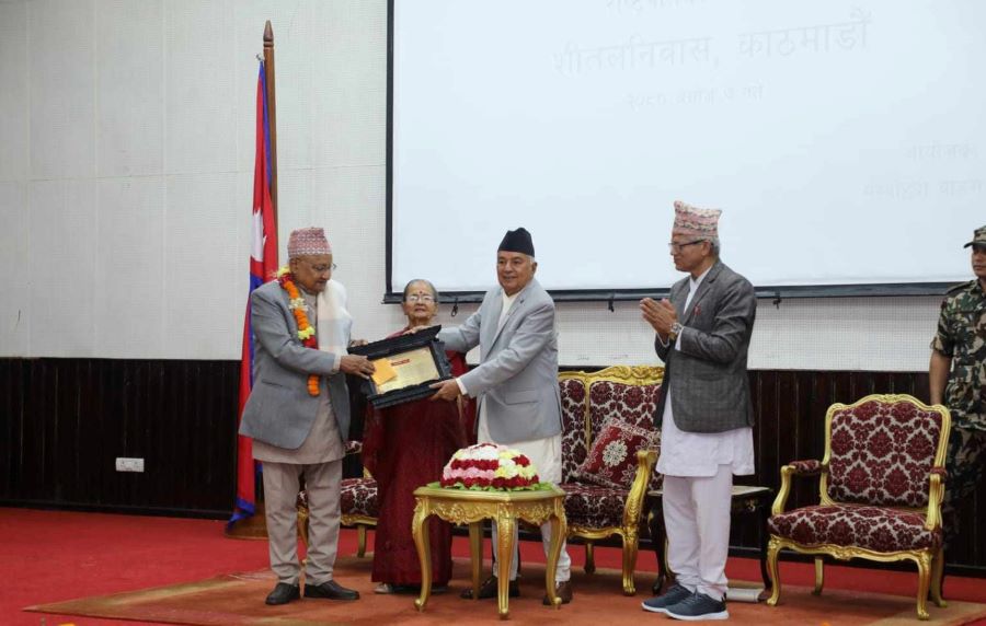 राष्ट्रपति पौडेलद्वारा राष्ट्रकवि माधव घिमिरे पुरस्कार प्रदान