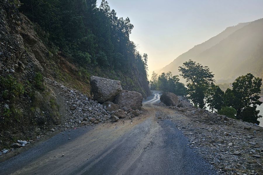 भूकम्पबाट अवरुद्ध सडक खुला