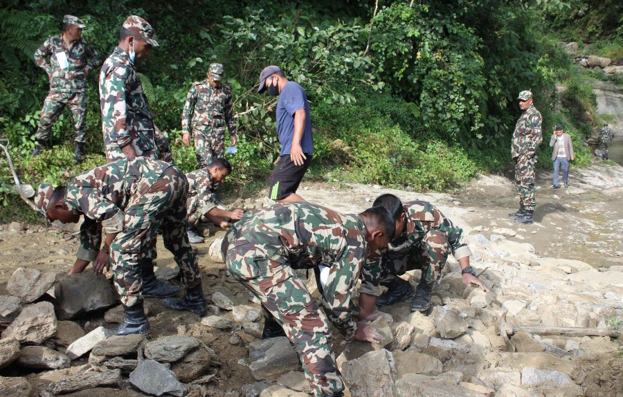 सडक मर्मतमा सहयोग पुर्याउँदै सेना