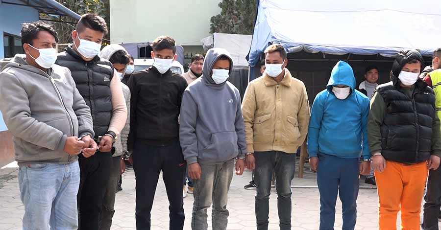 काठमाडौंमा नक्कली मदिरा बेचबिखनमा संलग्न ९ जना पक्राउ