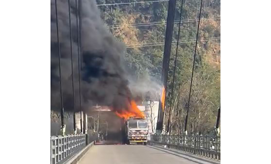 कर्णाली पुलमा गुडिरहेको ट्रकमा आगलागी