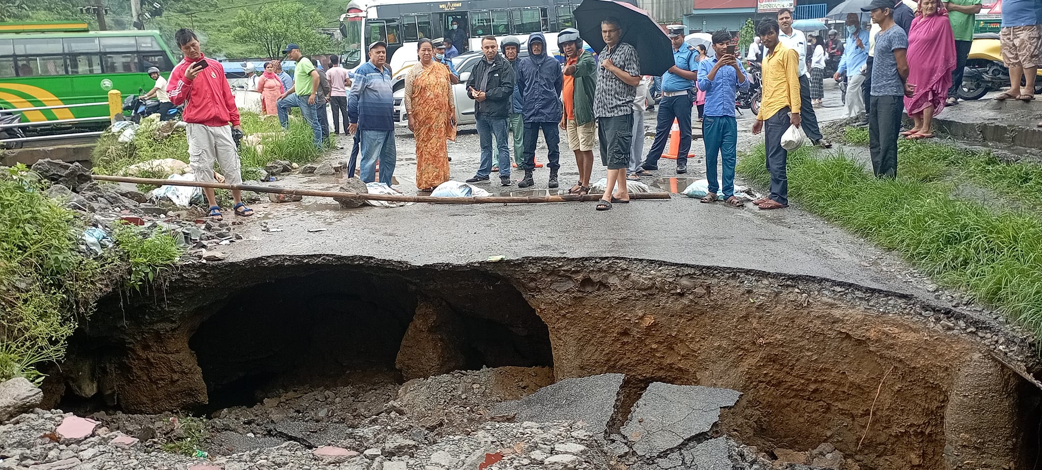 पोखरामा सडक भासिँदा आवागमनमा समस्या