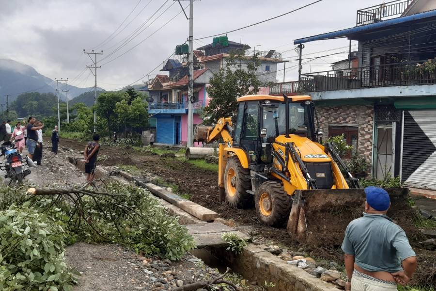 सडक मापदण्ड मिचेर बनाइएका अस्थायी संरचना हटाउन सुरु