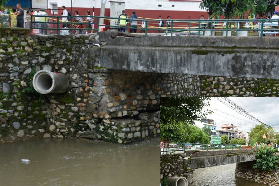 पानीको बहावले धोबीखोलाको बुद्धनगर-बबरमहल जोड्ने पुल चर्किएपछि आवागमन बन्द