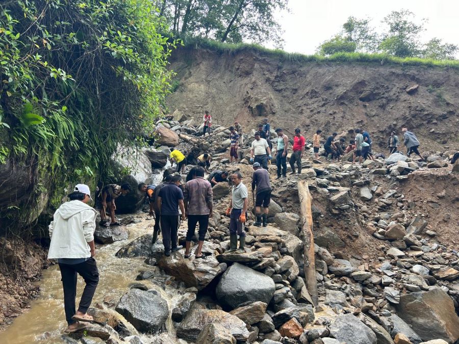 श्रमदानबाट अवरुद्ध सडक सञ्चालन गर्दै लेखर्कवासी