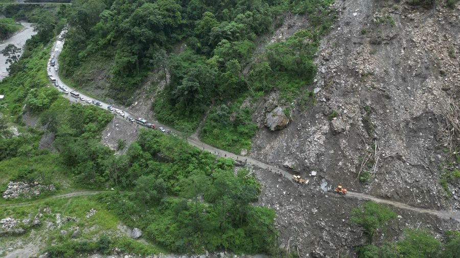 म्याग्दीकाे बेनी-जोमसोम सडक खण्डमा पहिराले यातायात प्रभावित