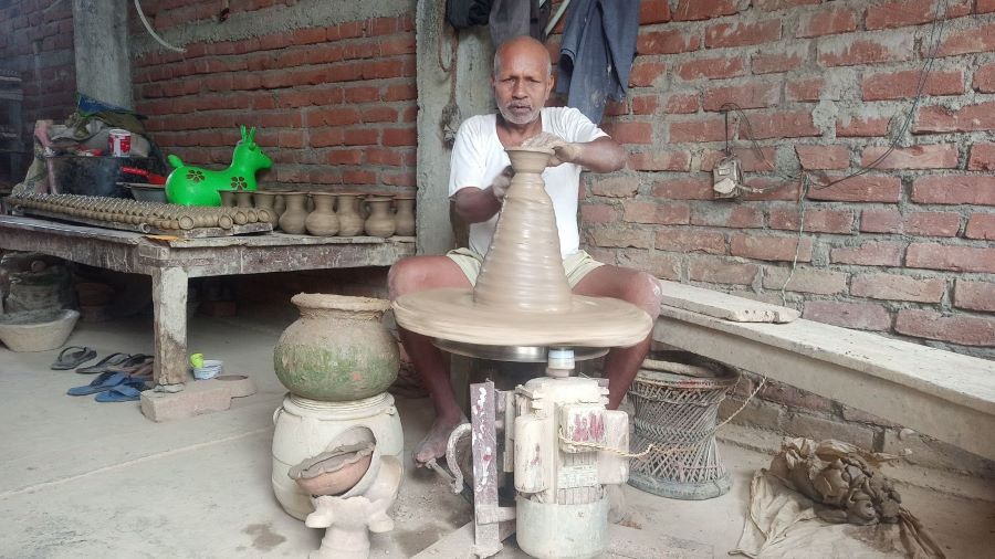 सुनसरीका पण्डितलाई माटोकाे भाँडा बनाउन भ्याइनभ्याई, २ लाखसम्म आम्दानी